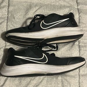 Nike Black & White Starrunner Sneakers Shoes 6.5 Youth Boys Size